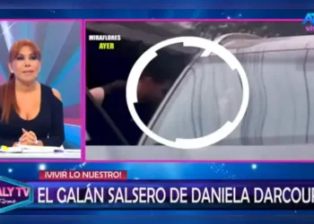 Según programa de Magaly Medina, Daniela Darcourt besó a cantante de Zaperoko y pasaron la noche en su departamento.