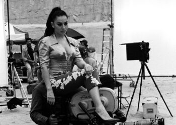 Charli XCX comparte su nuevo sencillo reflexivo 'Camera' con vídeo dirigido por Aidan Zamiri y protagonizado por Vincent Cassel