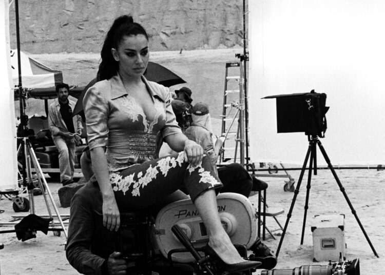 Charli XCX comparte su nuevo sencillo reflexivo 'Camera' con vídeo dirigido por Aidan Zamiri y protagonizado por Vincent Cassel