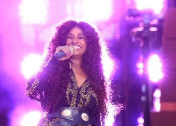 Chaka Khan actúa.