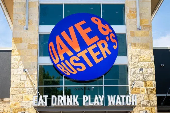 "Dave & Buster's lanza gira rave por Estados Unidos". ver donde