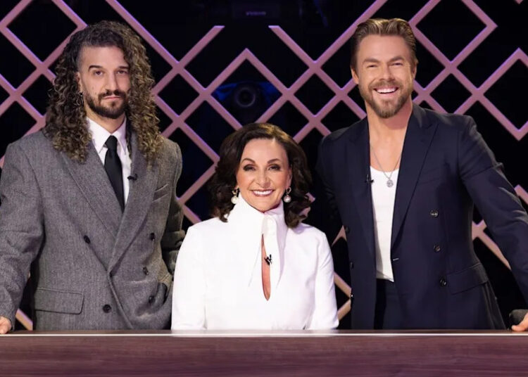 Mark Ballas, Shirley Ballas y Derek Hough sentados en la mesa de jueces de Dancing with the Stars: The Next Pro.
