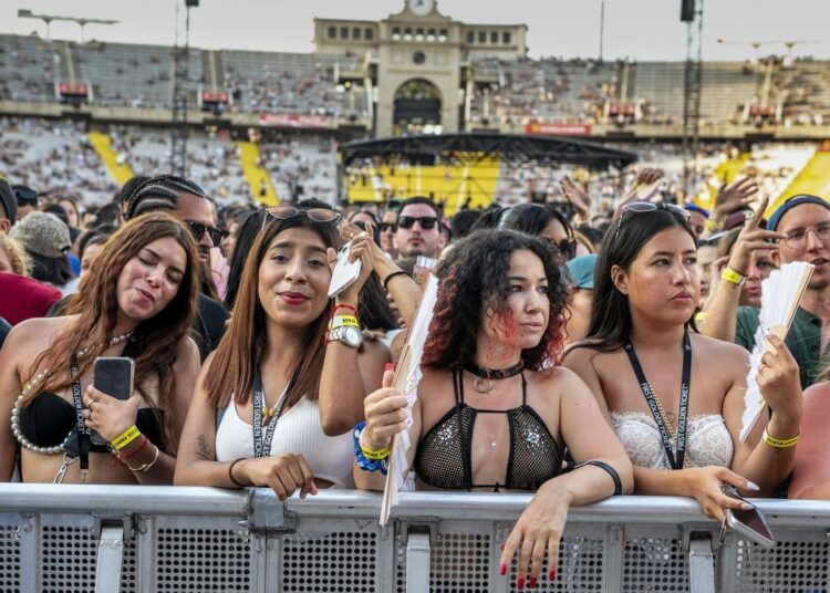 Ambiente y publico durante el concierto de Don Omar en el Estadi Olímpic
