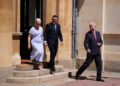 Sir Clive Alderton, a la derecha, abandona el Palacio de Buckingham con el recién nombrado primer ministro Andy Burnham y su esposa Marie-France van Heel el 20 de julio (Reuters)