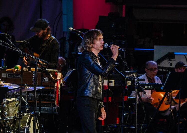 Beck actúa en el espectáculo Music of Wes Anderson de LA Phil en el Hollywood Bowl.