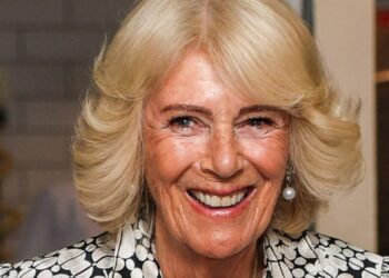 El lenguaje corporal de la reina Camilla revela un lado más suave en un nuevo video