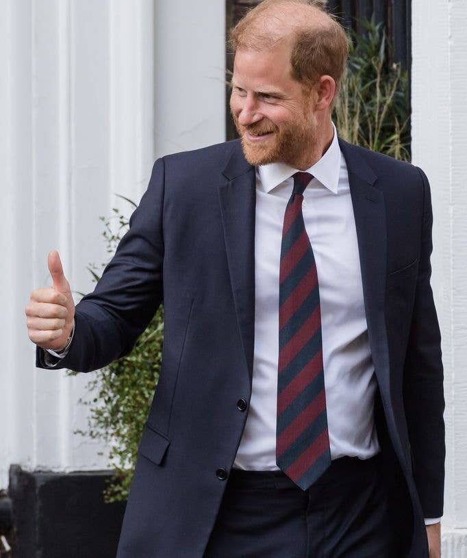 príncipe harry pulgares arriba