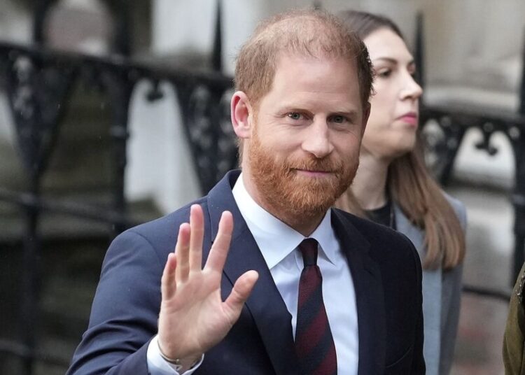 El príncipe Harry pierde el caso de privacidad del tabloide mientras la visita a Londres reaviva las tensiones reales