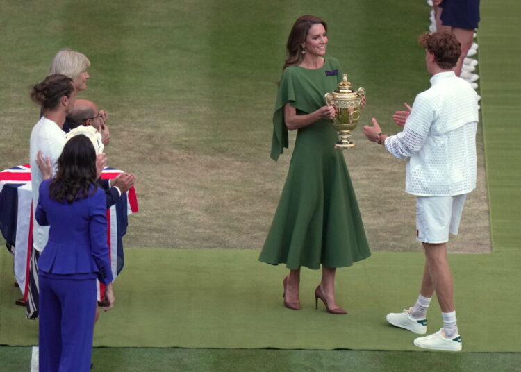 El príncipe William se une a su esposa Kate en el palco real repleto de estrellas para la final de Wimbledon