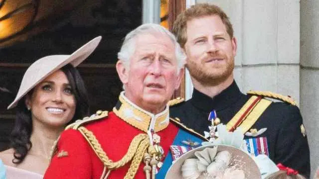 El rey Carlos en grave desventaja por la reunión de Meghan Markle y el príncipe Harry - Experto