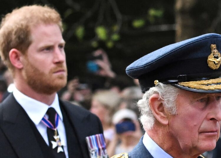 El rey Carlos recibió a la familia del príncipe Harry por primera vez en años mientras intentan reparar una brecha real.
