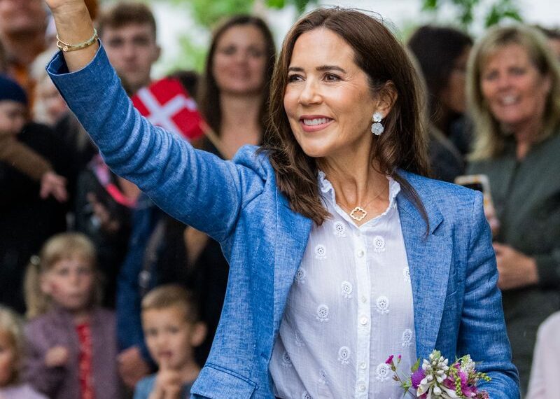 El elegante conjunto veraniego de la reina María renovó las comparaciones con la princesa Kate, quien ha compartido una estrecha amistad con la reina danesa durante más de una década.