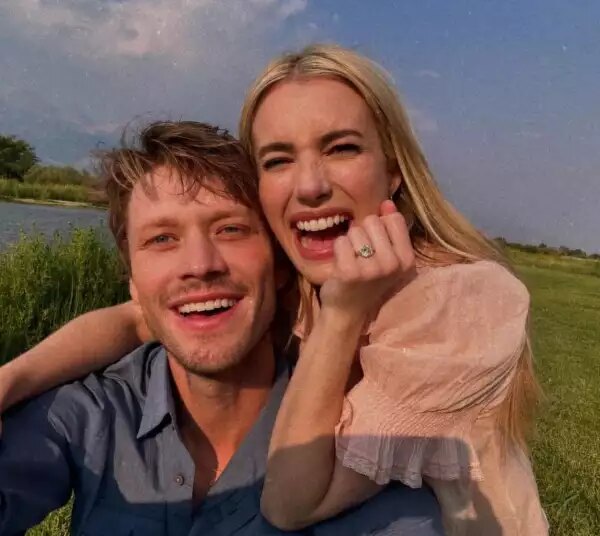 Emma Roberts y Cody John