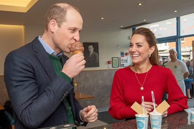 Esta es la forma dulce y tan real en la que la reina Isabel satisfizo el amor del príncipe William por los postres