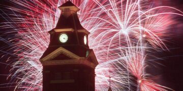 El Museo Whatcom está perfilado por los fuegos artificiales del 4 de julio que explotan detrás del histórico monumento de Bellingham en 1999.
