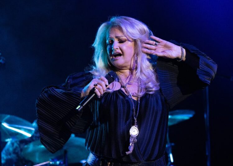 La cantante británica Bonnie Tyler fue reconocida por éxitos como Total Eclipse of the Heart e It’s a Heartache.