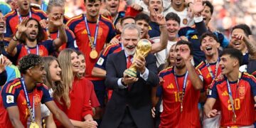 El rey Felipe VI de España levanta el trofeo de ganador de la Copa Mundial de la FIFA mientras la reina Letizia de España, la princesa Leonor de España y la princesa Sofía de España y los jugadores de España observan la ceremonia de premiación después del partido final de la Copa Mundial de la FIFA 2026 entre España y Argentina en el estadio de Nueva York y Nueva Jersey el 19 de julio de 2026 en East Rutherford, Nueva Jersey.