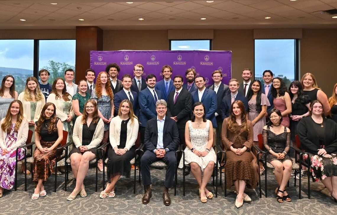 Graduados del Programa Especial de Honores de Artes Liberales Jesuitas