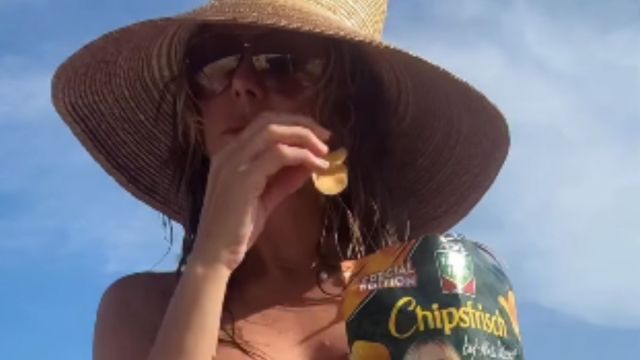 Heidi Klum se hace topless sin nada más que braguitas de bikini mientras come patatas fritas