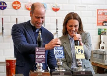 Britain's Prince William, Prince of Wales and Britain's Catherine, Princess of Wales, pull pints during a visit to the Southwark Brewing Company at the Bermondsey Beer Mile in London on March 12, 2026. (Photo by Kin Cheung / POOL / AFP)