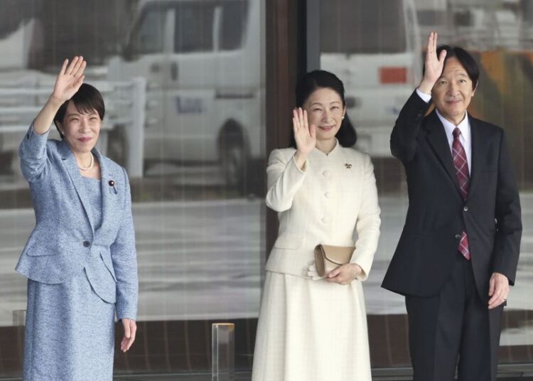 (De derecha a izquierda) El príncipe heredero de Japón, Fumihito, y la princesa heredera, Kiko, saludan al primer ministro japonés, Sanae Takaichi, mientras un avión del gobierno que transporta al emperador Naruhito y a la emperatriz Masako llega al aeropuerto Haneda de Tokio el 26 de junio.