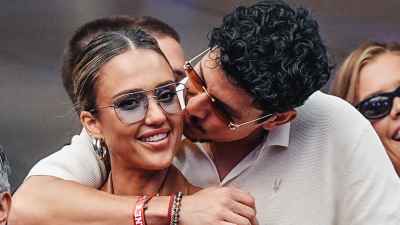 Jessica Alba y Danny Ramirez se ponen manos a la obra en el US Open Kiss en nuevas fotos