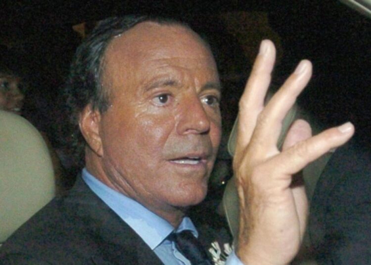Julio Iglesias demanda a la vicepresidenta española por sus declaraciones tras las denuncias de sus exempleadas