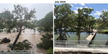 Con un año de diferencia: la vista desde detrás de la biblioteca de Kerrville con vistas al parque Louise Hays durante la inundación de julio de 2025 (izquierda) y en julio de 2026 (derecha).