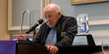 La Universidad honra al Reverendo Bernard R. McIlhenny, SJ, con el Premio Carlesimo