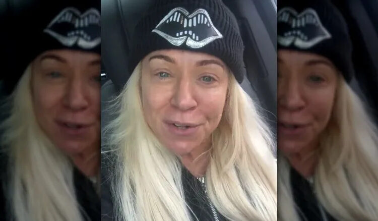 Theresa Caputo con un gorro en su coche.