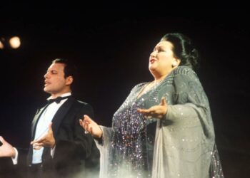 Freddie Mercury y Montserrat Caballé, en los Juegos Olímpicos. Fotografía de Bauer-Griffin, 1987.