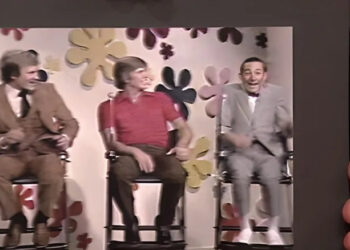 Jimmy Fallon sosteniendo una fotografía de Paul Reubens en The Dating Game