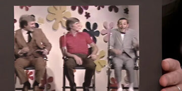 Jimmy Fallon sosteniendo una fotografía de Paul Reubens en The Dating Game