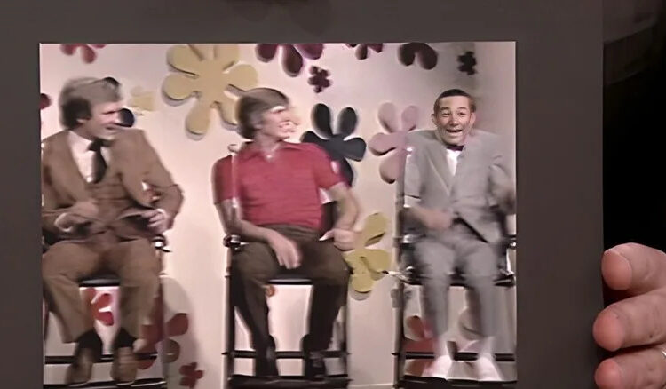 Jimmy Fallon sosteniendo una fotografía de Paul Reubens en The Dating Game