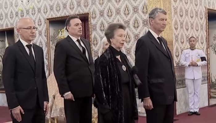 La princesa Ana rinde homenaje a los restos reales de la difunta princesa en Tailandia