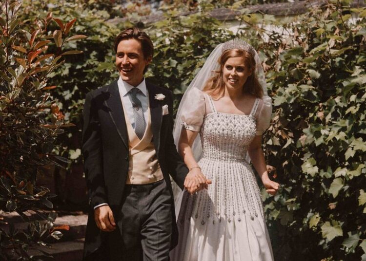 La princesa Beatriz completó una tradición nupcial exclusiva cuando se convirtió en la tercera novia real británica en usar la tiara con flecos Queen Mary.