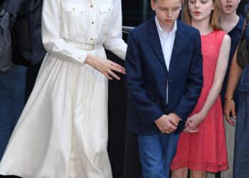 El atemporal conjunto blanco de la princesa Charlene complementó a la perfección el vibrante look veraniego de la princesa Gabriella.