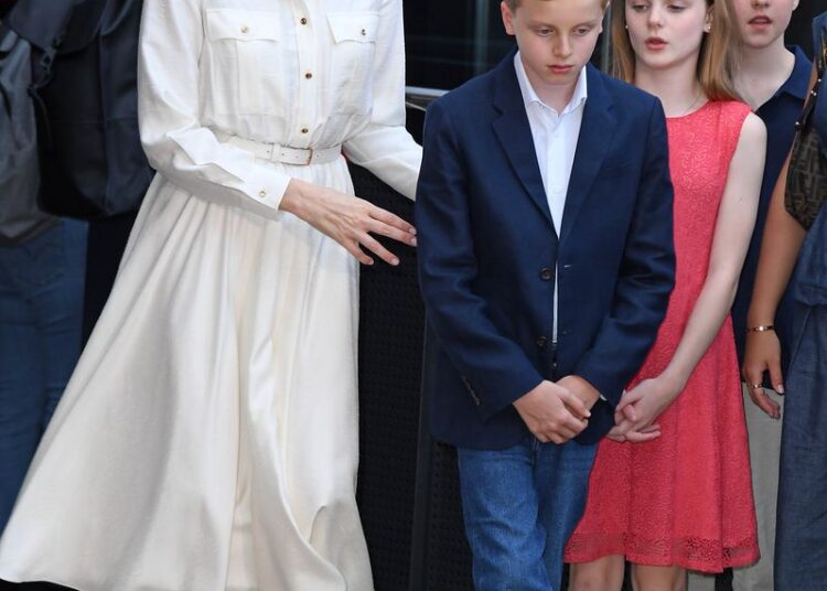 El atemporal conjunto blanco de la princesa Charlene complementó a la perfección el vibrante look veraniego de la princesa Gabriella.