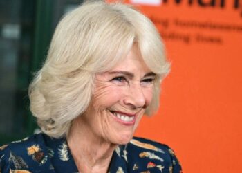 La reina Camilla está cubierta de lémures en este adorable nuevo clip