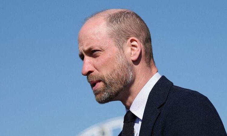 El príncipe William no puede darse el lujo de pelear con su padre, señaló un experto real.MEGA