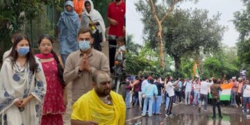 La visita de Virat Kohli y Anushka Sharma a Premanand Maharaj enfurece a los fanáticos en medio de la protesta del CJP