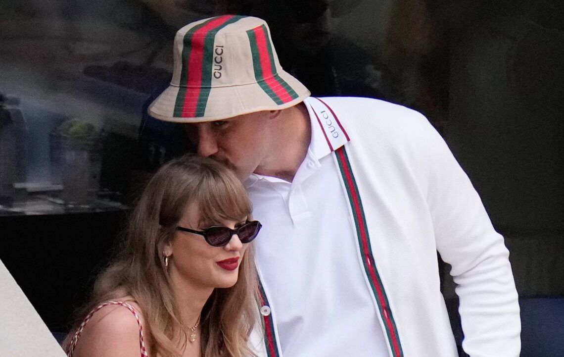 Taylor Swift recibe un beso del ala cerrada de los Kansas City Chiefs, Travis Kelce, cuando llegan para ver el juego entre Jannik Sinner, de Italia, y Taylor Fritz, de Estados Unidos, durante la final individual masculina del campeonato de tenis del Abierto de Estados Unidos, el 8 de septiembre de 2024, en Nueva York. (Foto AP/Frank Franklin II, Archivo)