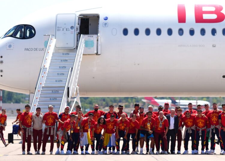Los campeones de España de la Copa del Mundo regresan a casa para una bienvenida real y un desfile por Madrid