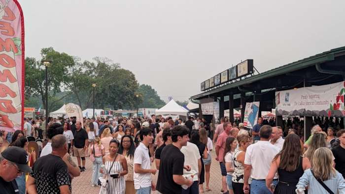 Los cielos llenos de humo no detuvieron la Festa Italiana mientras las multitudes llenaban el parque del condado de Freedom Hill en Sterling Heights