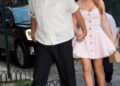 28/06/2025 Taylor Swift y Travis Kelce van a cenar a la ciudad de Nueva York. La cantautora estadounidense de 35 años lució un minivestido rosa con botones dorados combinado con tacones beige. Travis mantuvo las cosas frescas con un top blanco combinado con pantalones negros, calcetines blancos y mocasines negros. **** Taylor Swift y Travis Kelce salen a cenar en Nueva York. La cantante estadounidense, de 35 años, deslumbró con un minivestido rosa con botones dorados, que combinó con tacones beige. Por su parte, Travis optó por un look relajado con camiseta blanca, pantalones negros, calcetas blancas y mocasines negros.