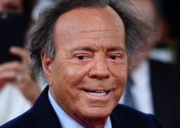 Julio Iglesias, ahora investigado por los visados de las trabajadoras
