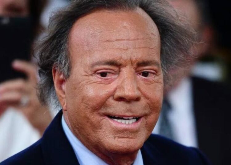 Julio Iglesias, ahora investigado por los visados de las trabajadoras