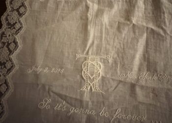 Pañuelo de encaje bordado con la fecha 3 de julio de 2026 y la frase "Así que será para siempre...