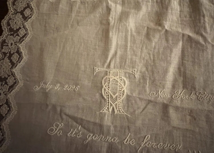Pañuelo de encaje bordado con la fecha 3 de julio de 2026 y la frase "Así que será para siempre...