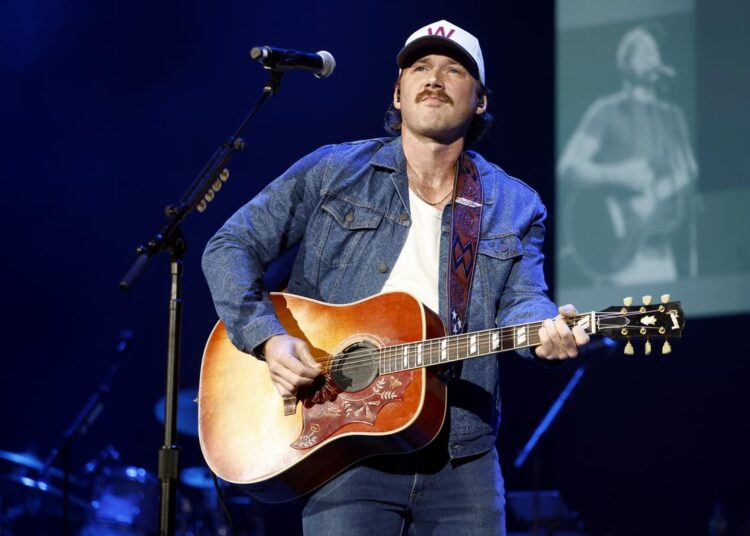 Mira a Morgan Wallen cantar una nueva canción inédita en el escenario